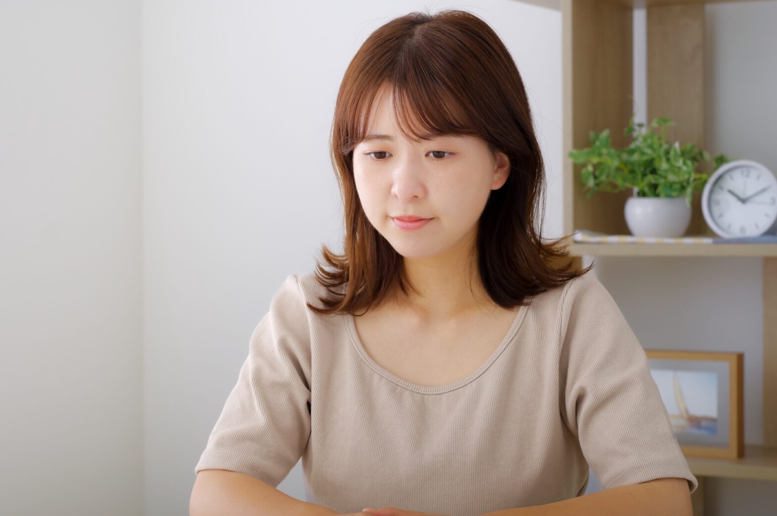 リース審査に通るのかどうか不安になっている女性のイメージ