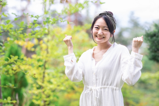 カーリースに向いていることを知って嬉しい様子を見せる女性イメージ