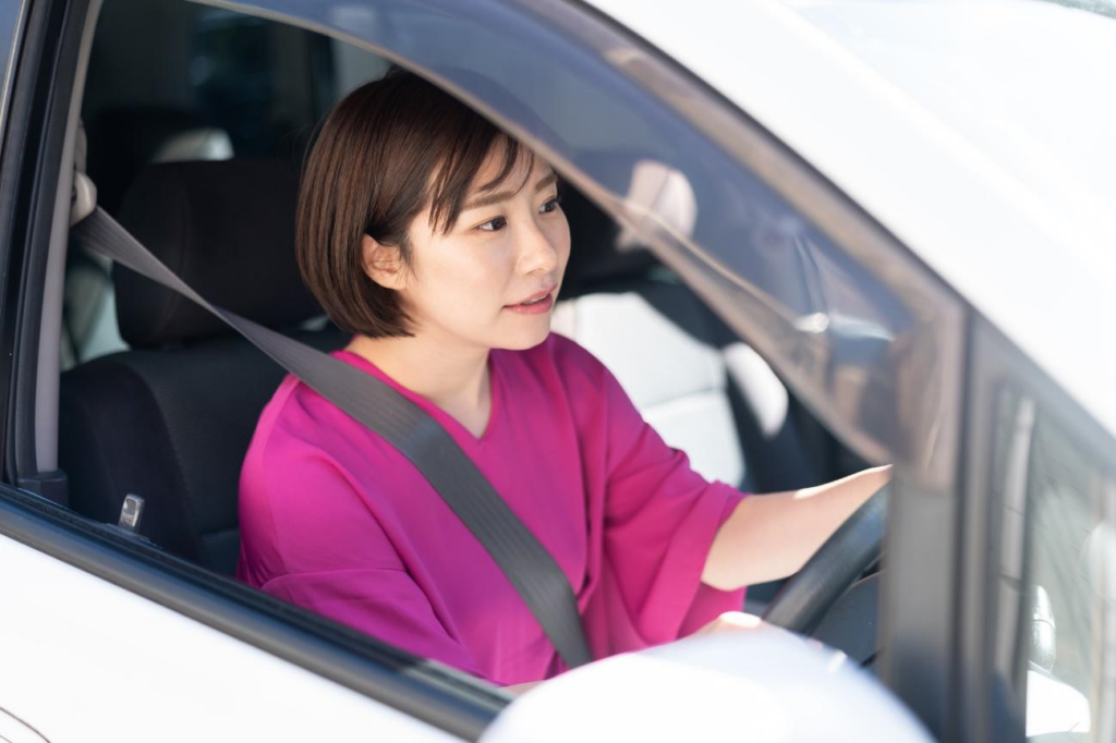 カーリースを利用する若い女性