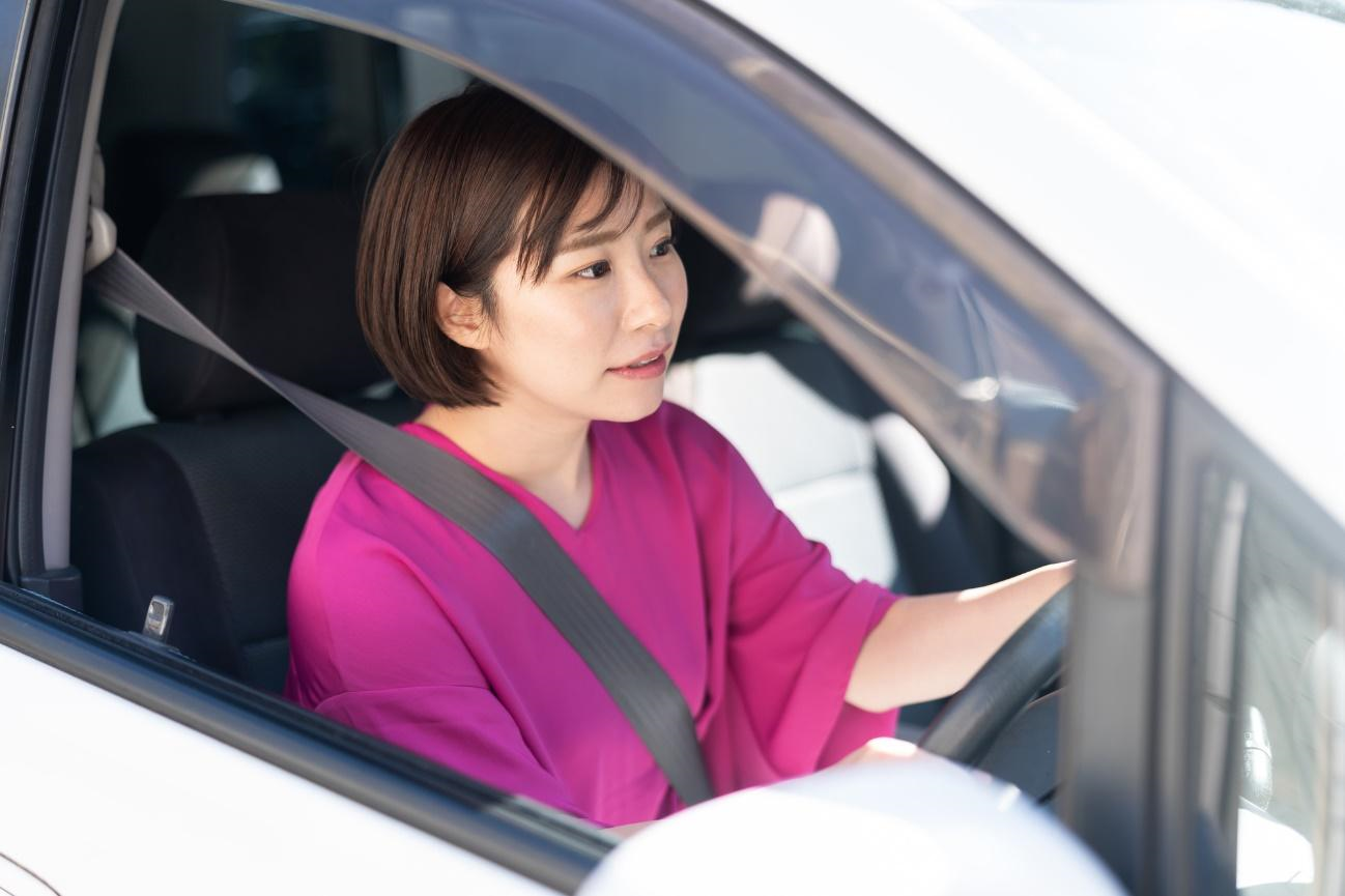 カーリースを利用する若い女性