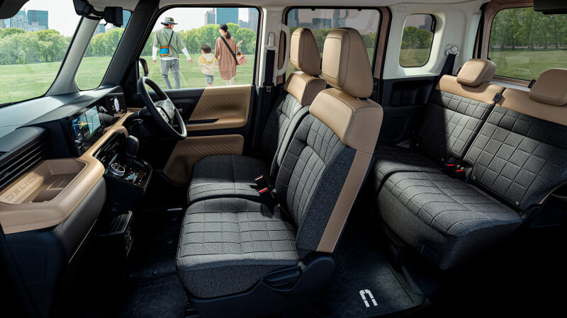 三菱 デリカミニ の内観